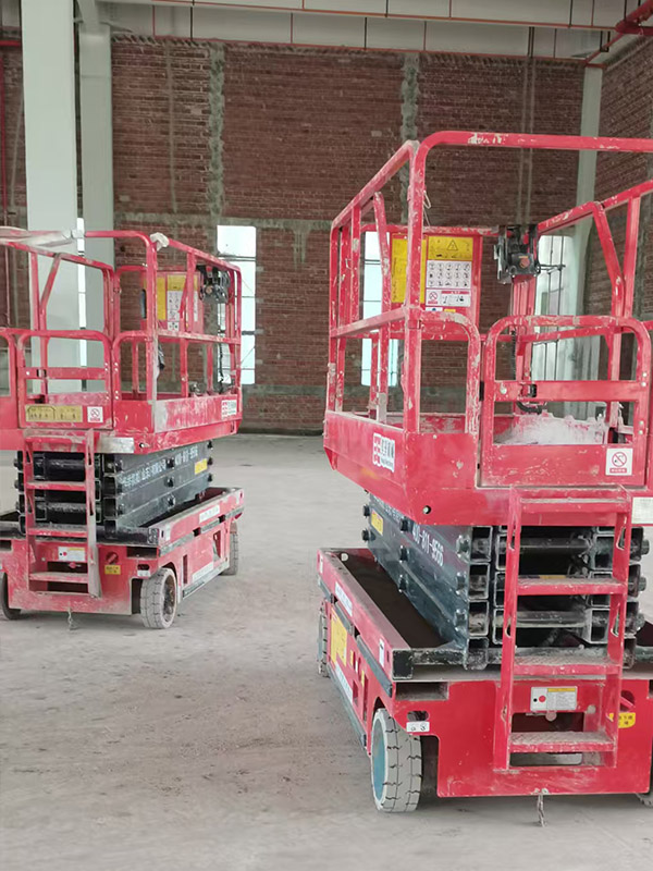 建筑装饰用升降机代替脚手架